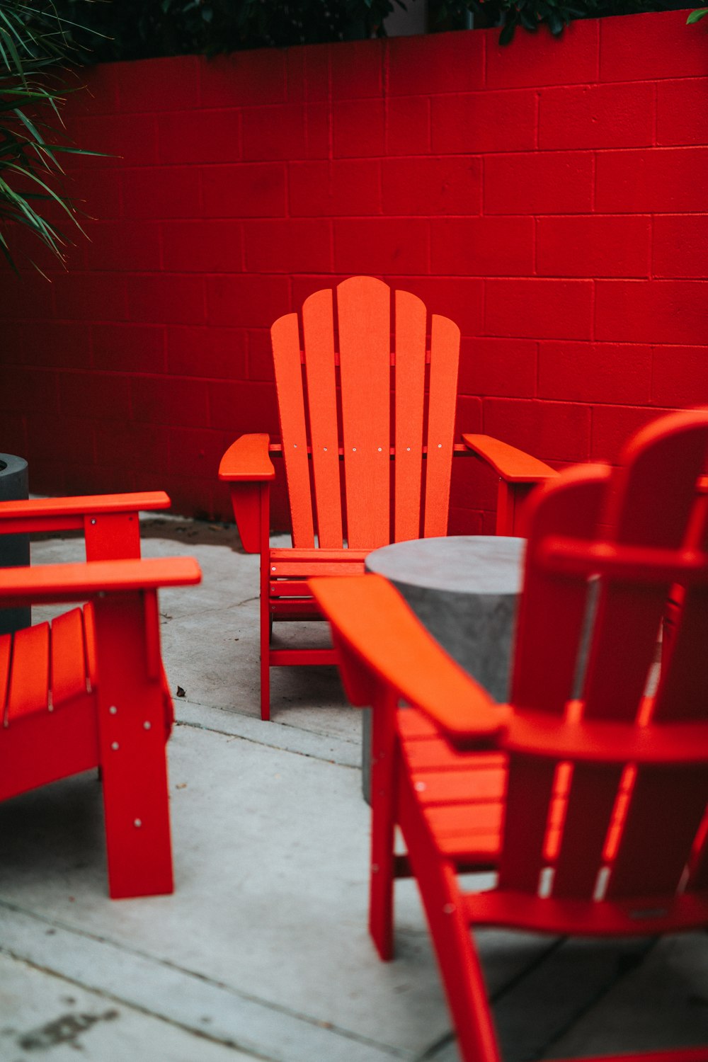 orangefarbene Adirondack-Stühle aus Holz