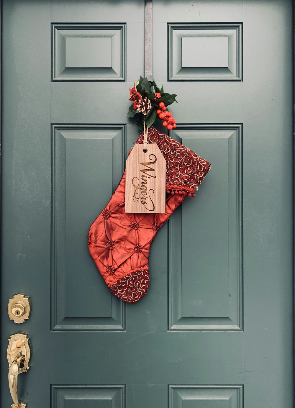 Medias rojas de Navidad en la puerta