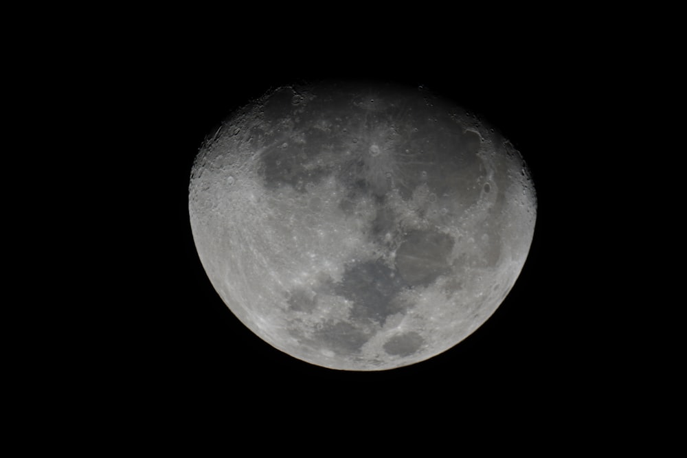 Fotografía en escala de grises de la luna llena