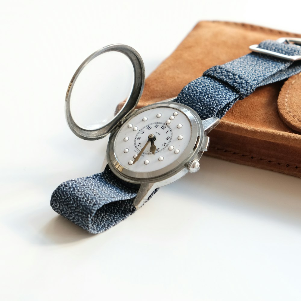 relógio analógico branco redondo com pulseira preta