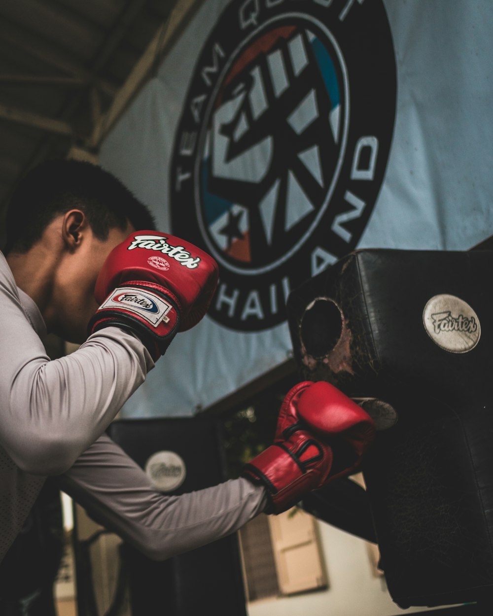 hombre con guantes de boxeo rojos haciendo práctica