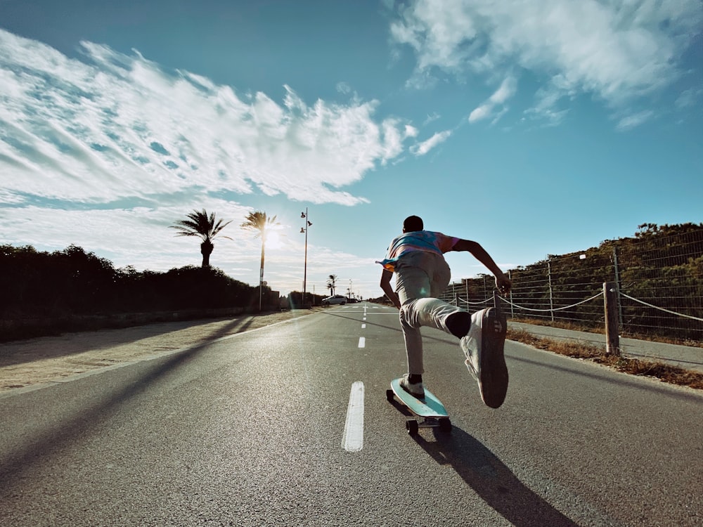 Persona che fa skateboard su strada durante il giorno