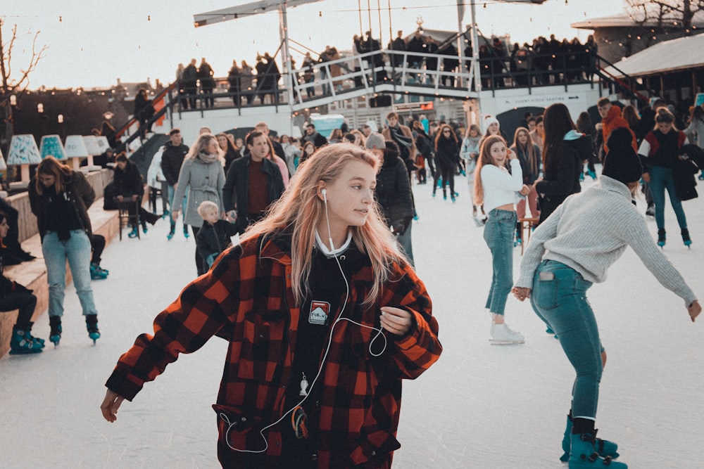 personnes patinant sur la glace pendant la journée