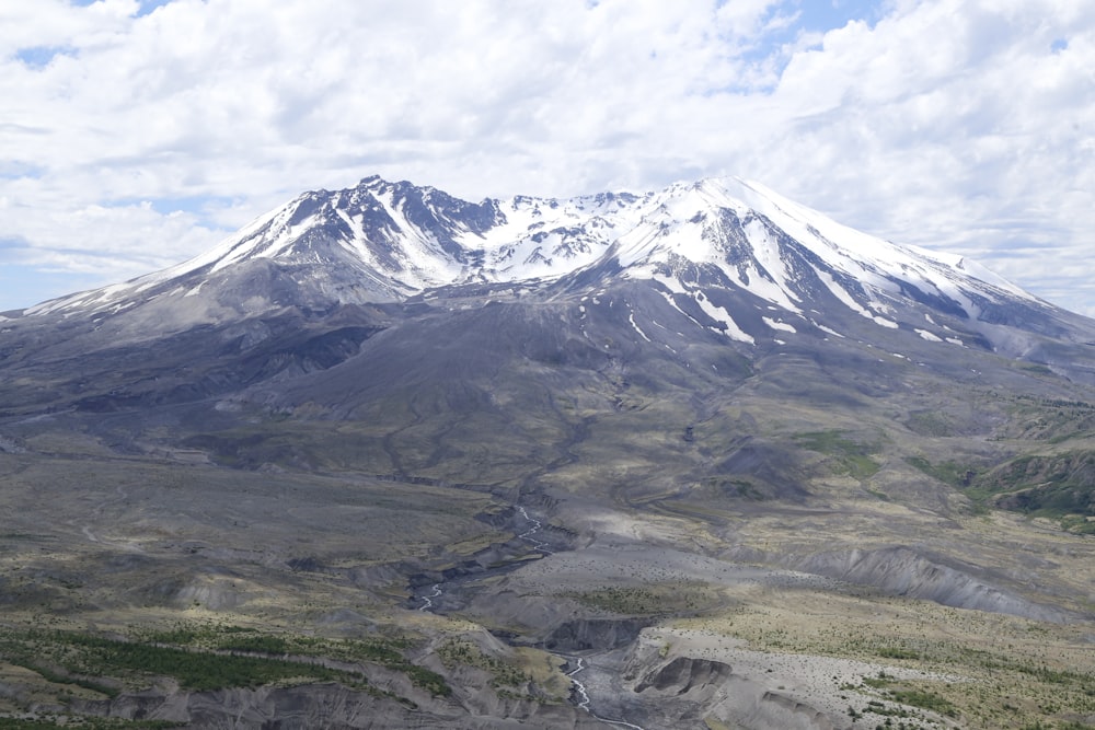 una vista de una cadena montañosa con un río que la atraviesa