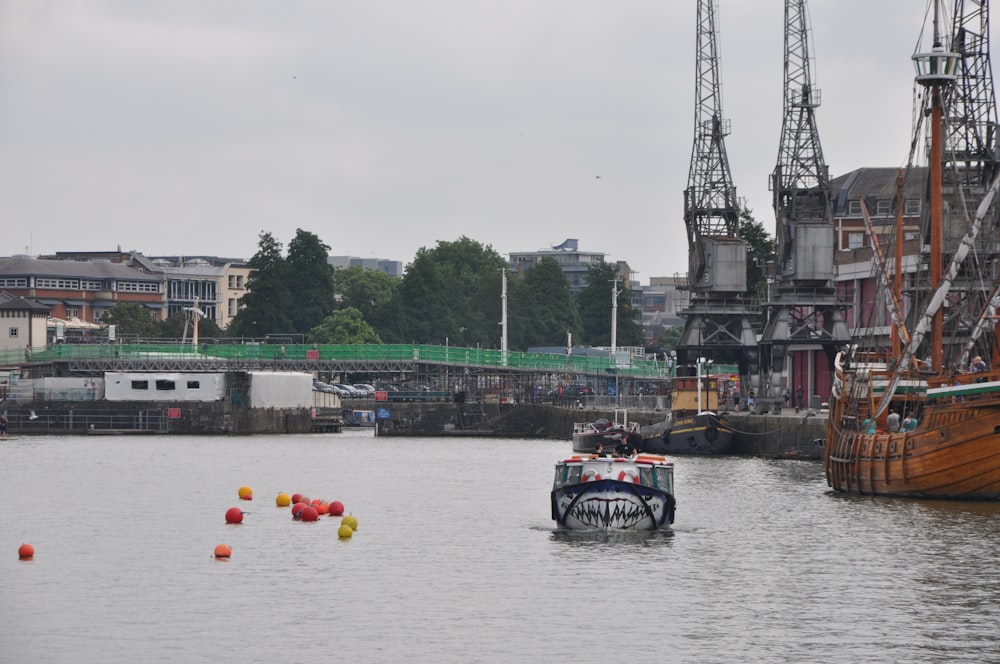 velero en el río cerca de edificios