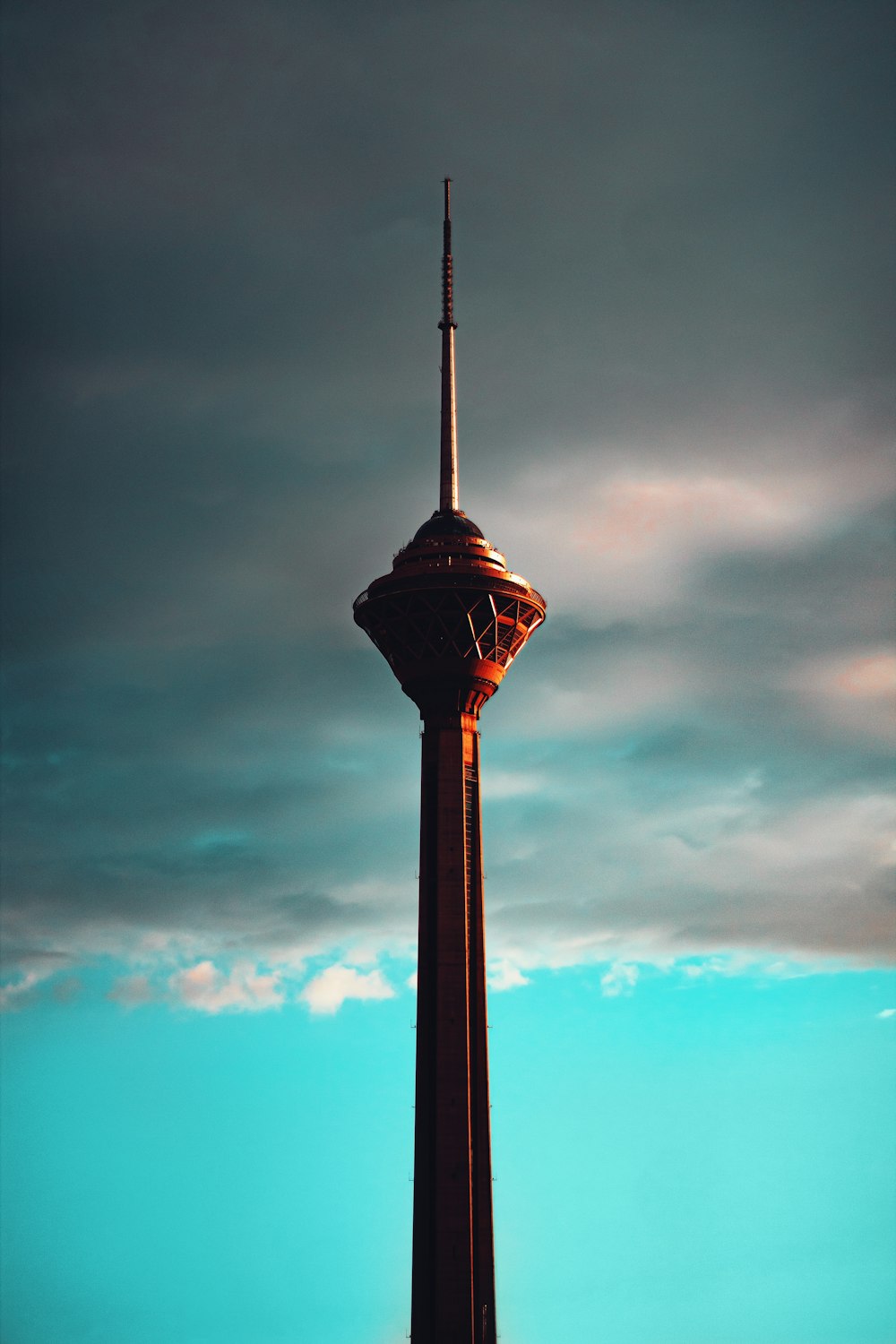 torre de metal vermelha