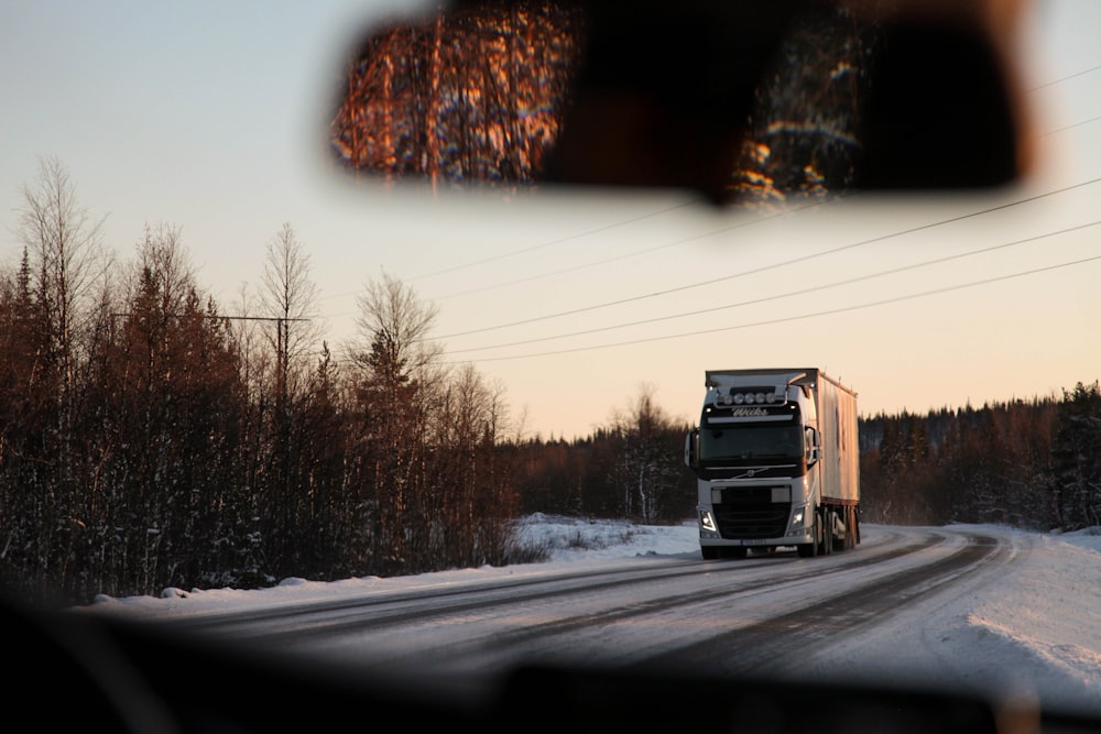 camion de fret gris sur la route pendant la journée