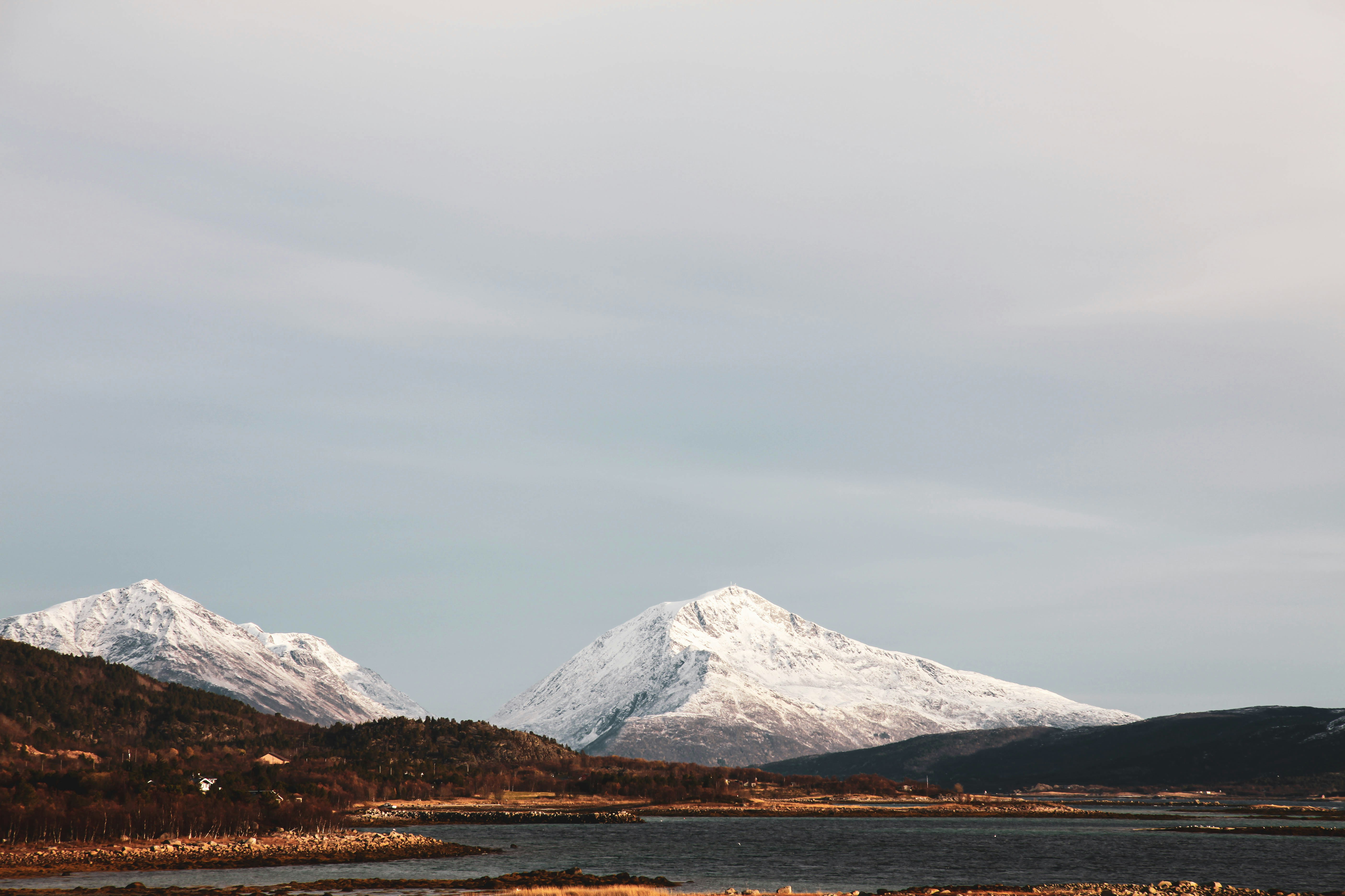 昼間の灰色の雪をかぶった山