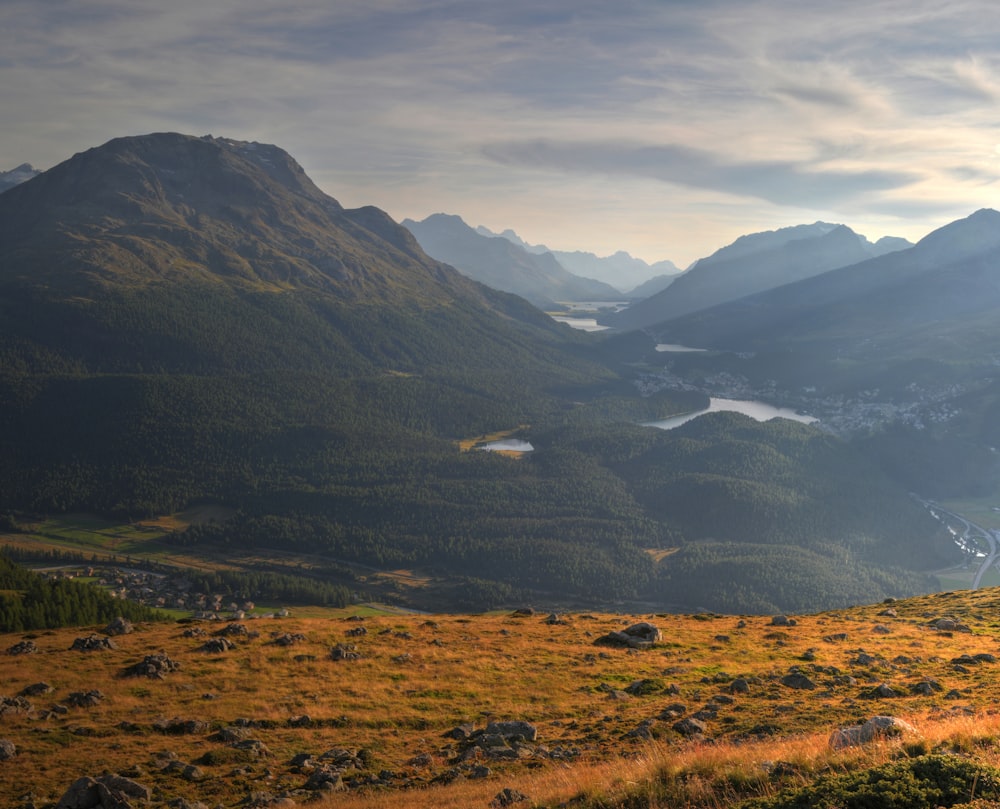 Una vista de un valle con montañas al fondo