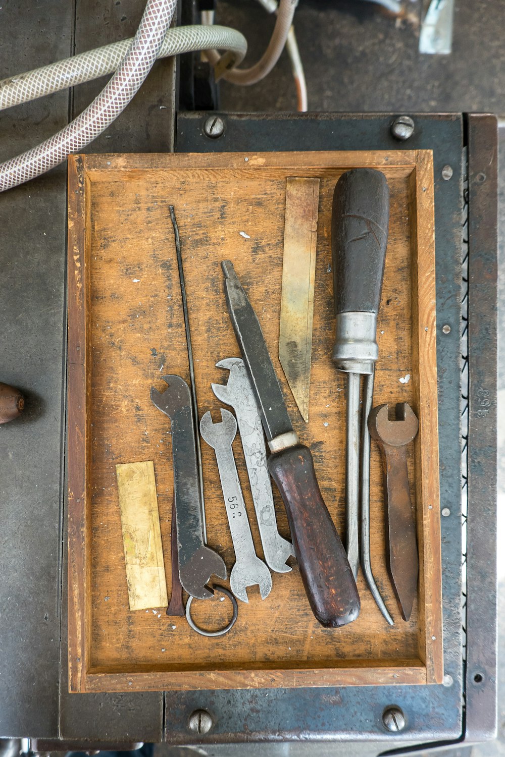 Mechanische Werkzeuge in verschiedenen Farben auf Holztablett