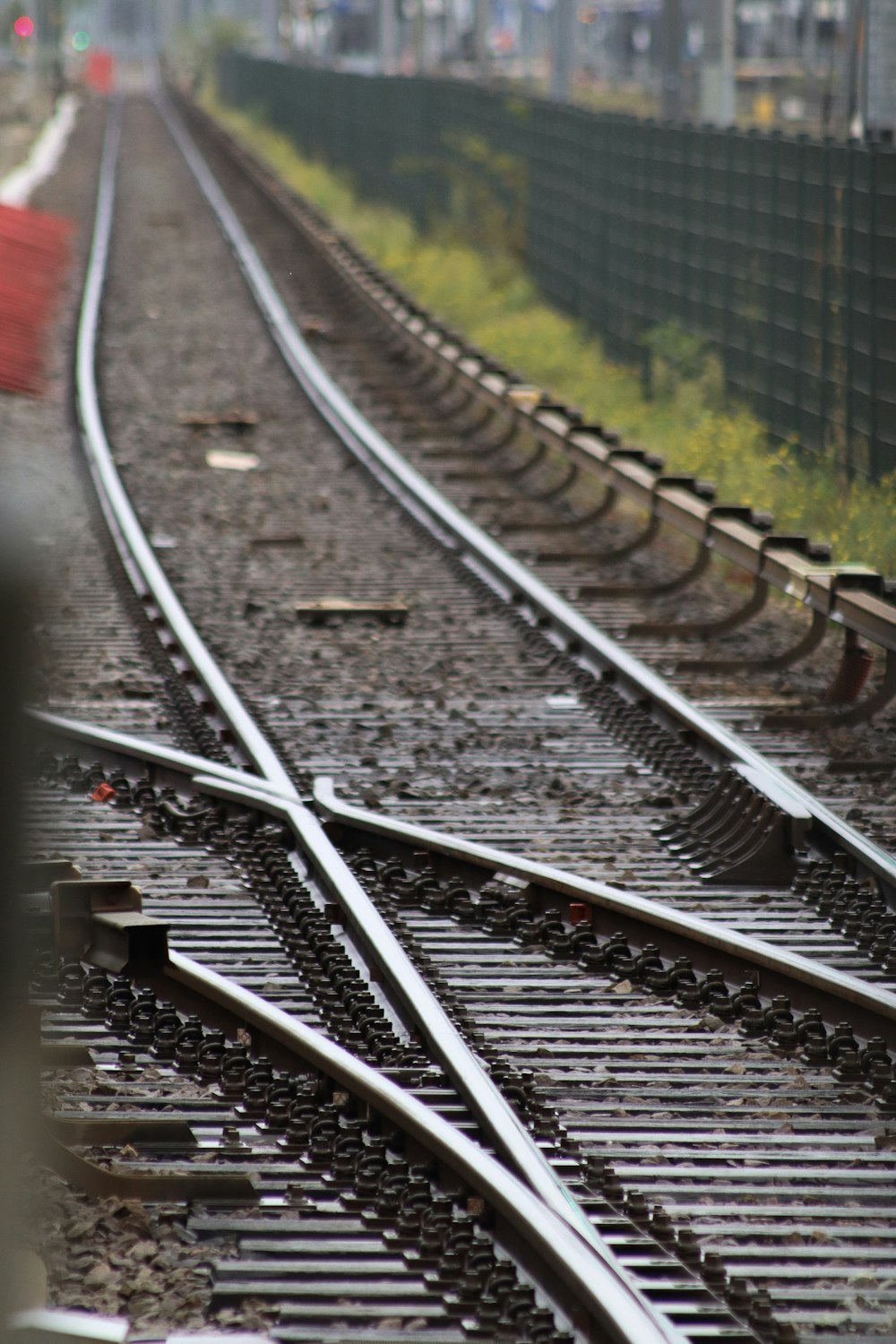 Carril de tren gris