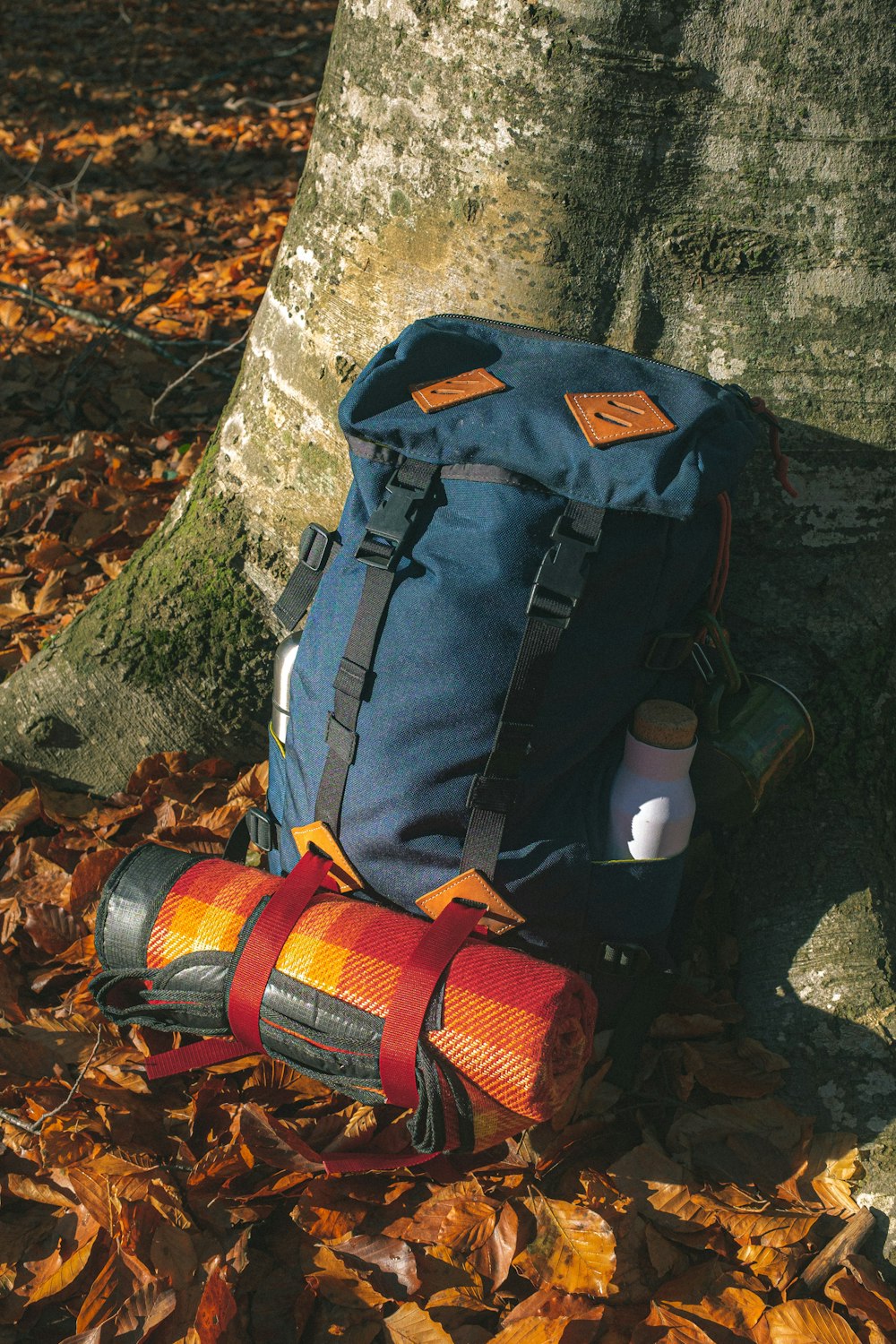 mochila de acampamento azul e bege