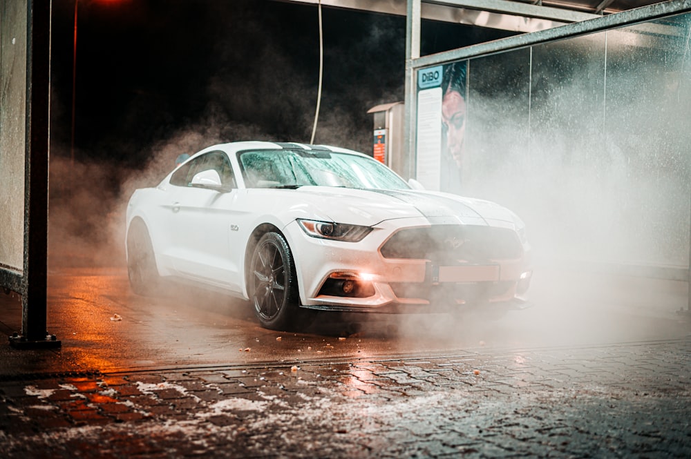 weißes Ford Mustang Coupé