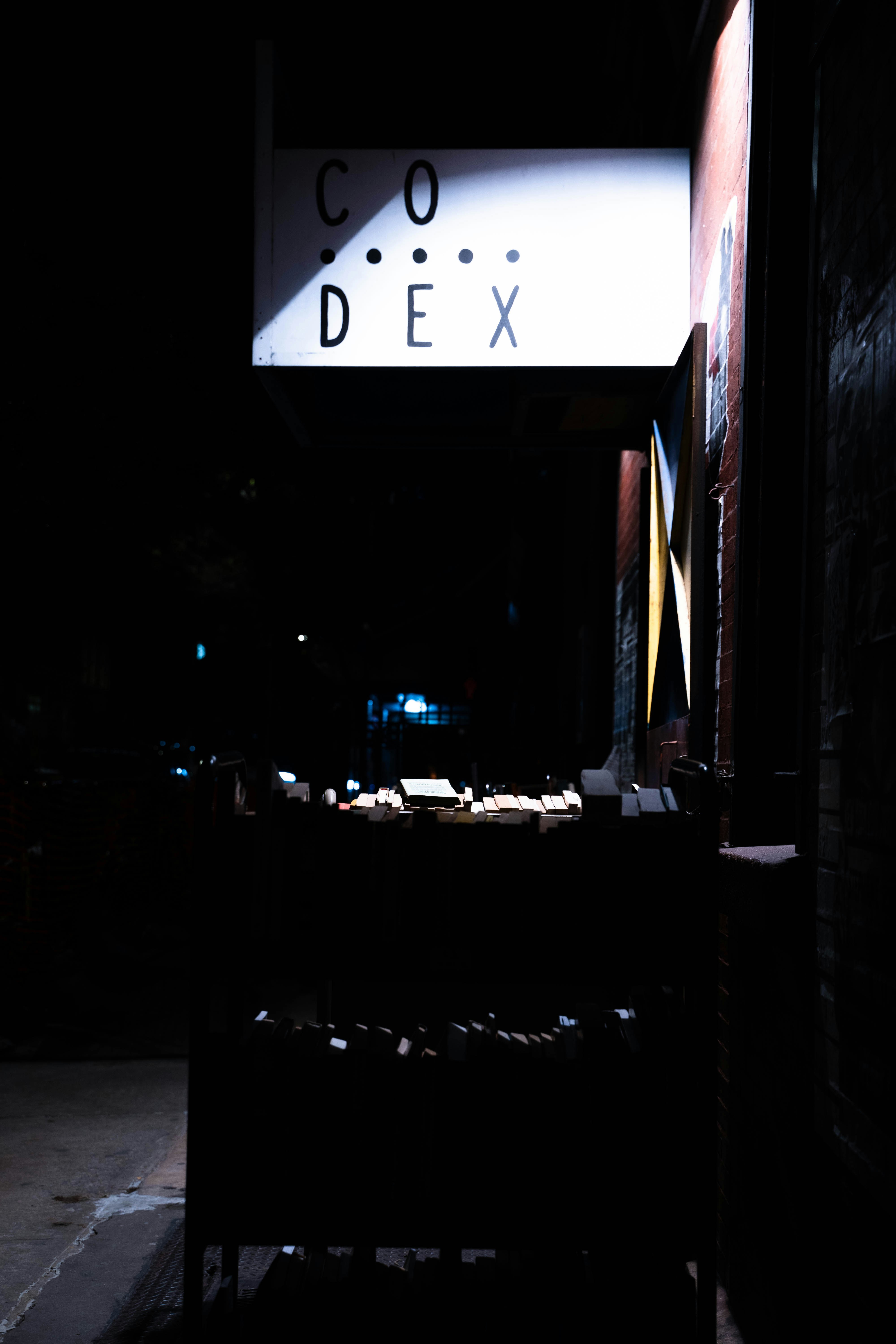 暗闇の中でライトアップされる看板