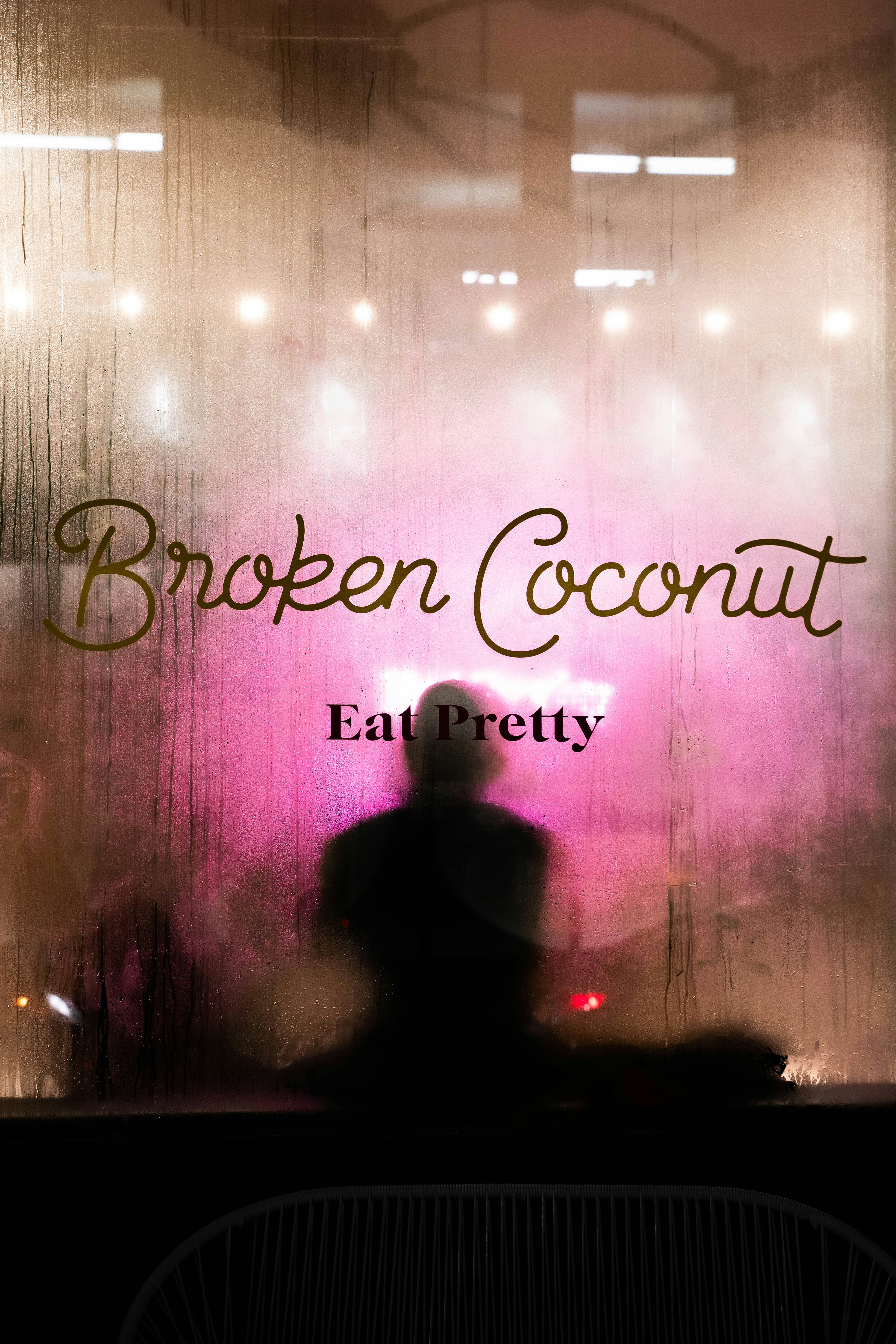 ガラスパネルに壊れたココナッツプリント