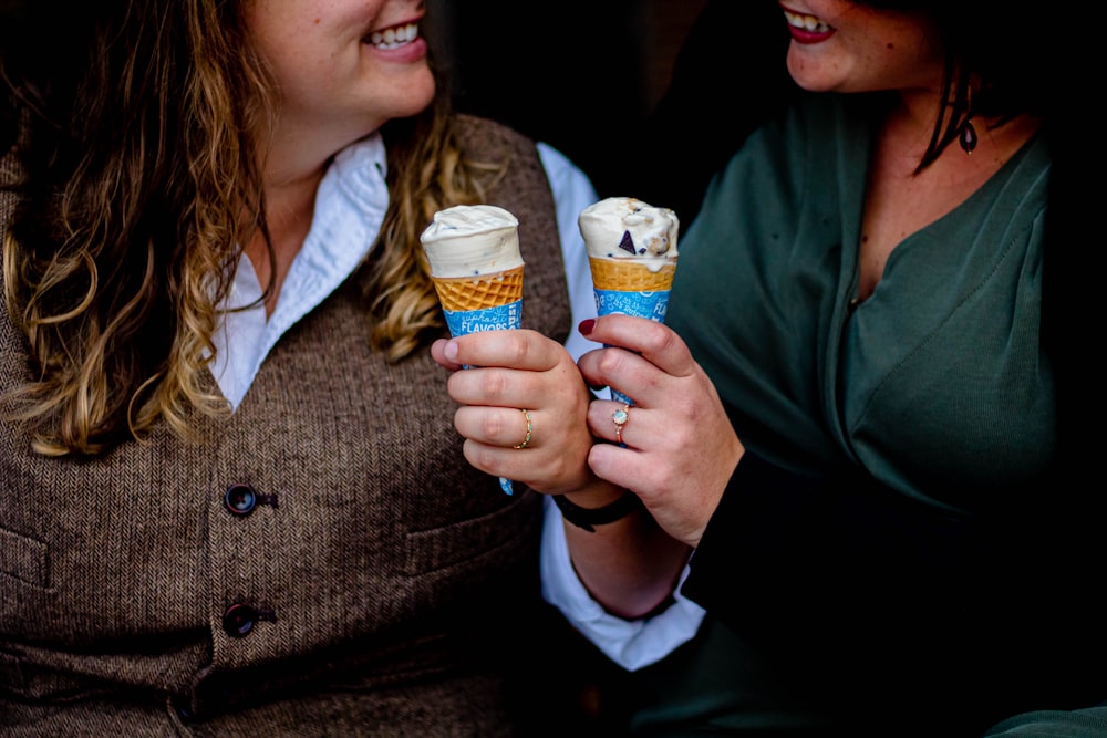 콘에 아이스크림을 들고 있는 두 여자