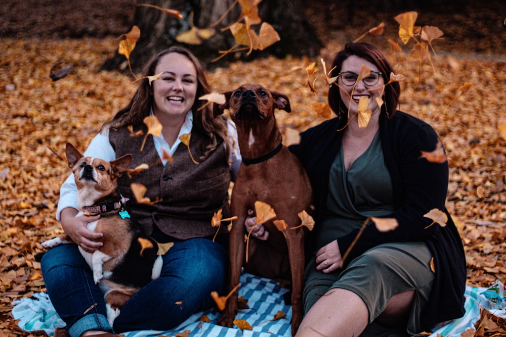 Lächelnde Frauen mit Hund