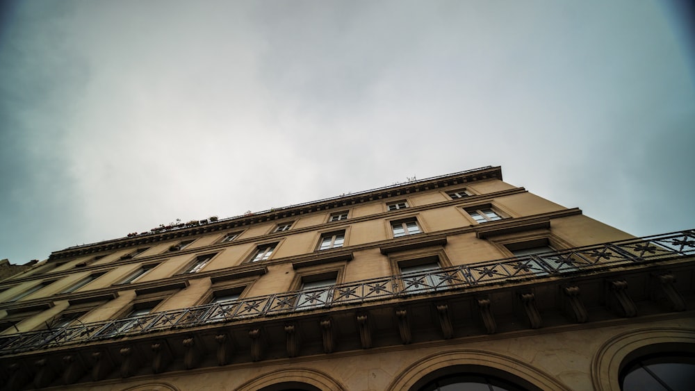 Braunes Betongebäude tagsüber unter weißem Himmel