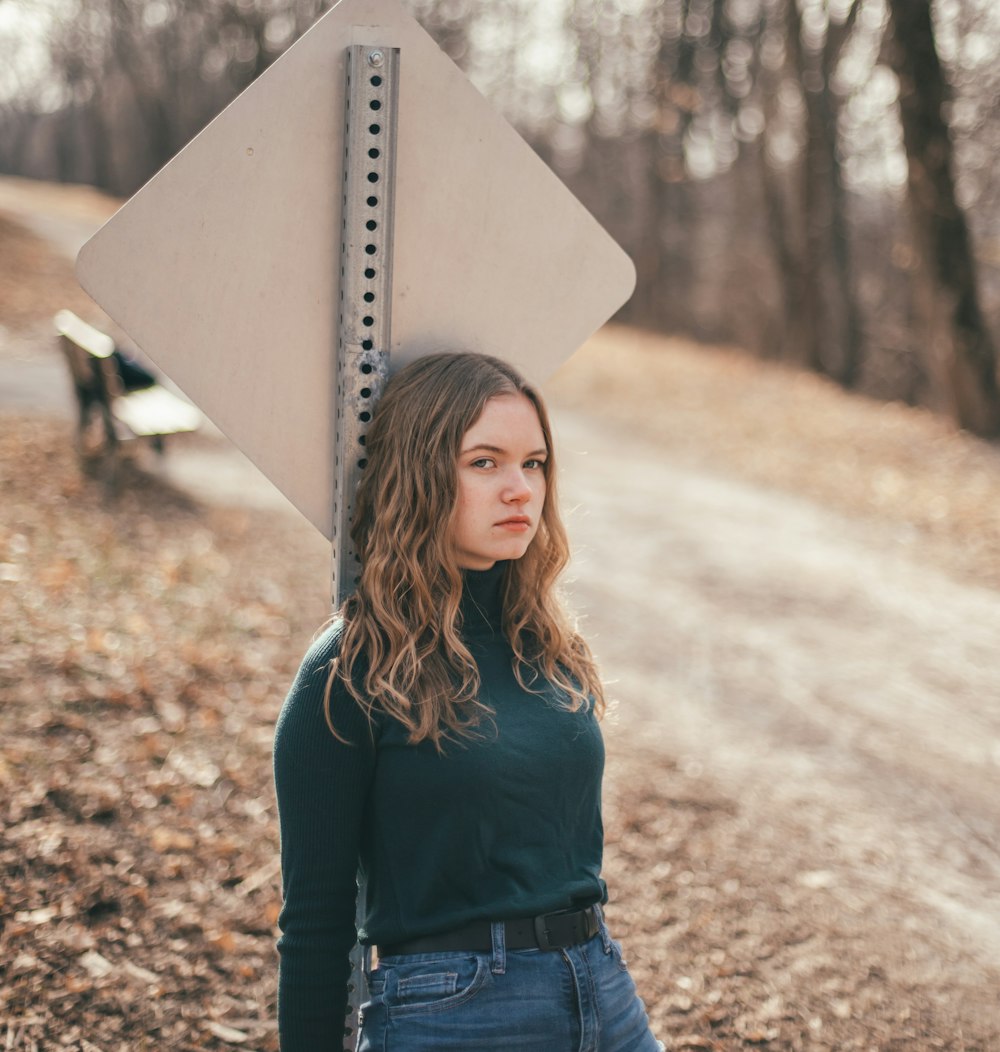 woman wearng black long-sleeved toop