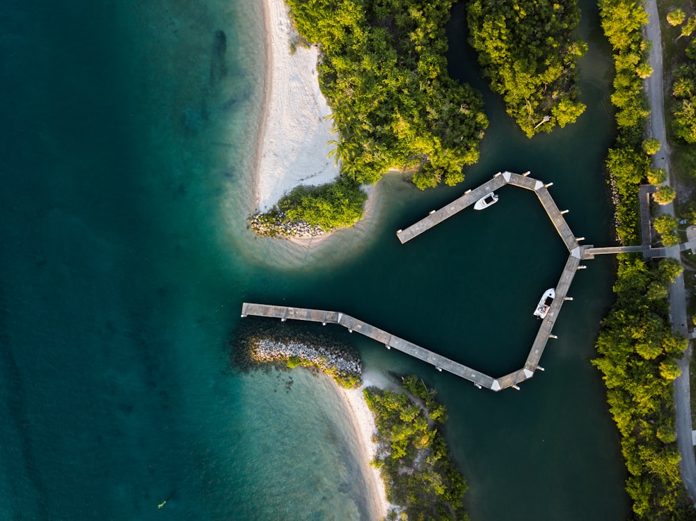 Luftaufnahmen von DOC und Insel bei Tag