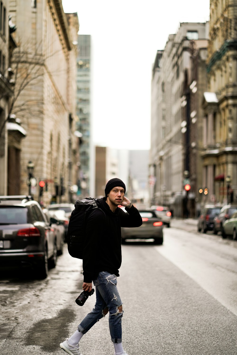 homme marchant sur une route pavée