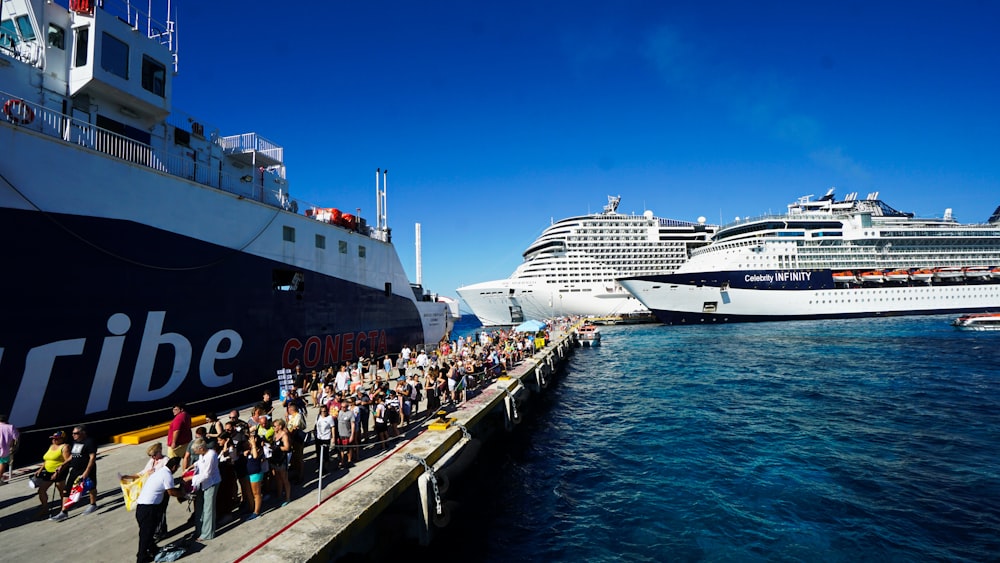 bateau blanc et noir