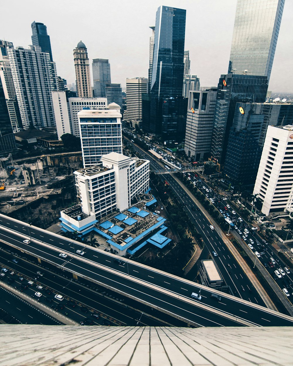 ville avec des bâtiments photographie