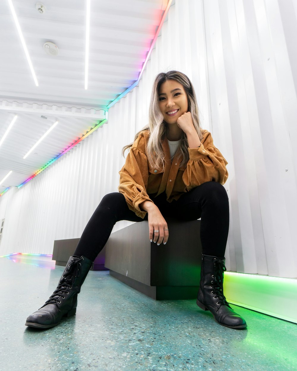 Femme en veste marron assise sur un banc