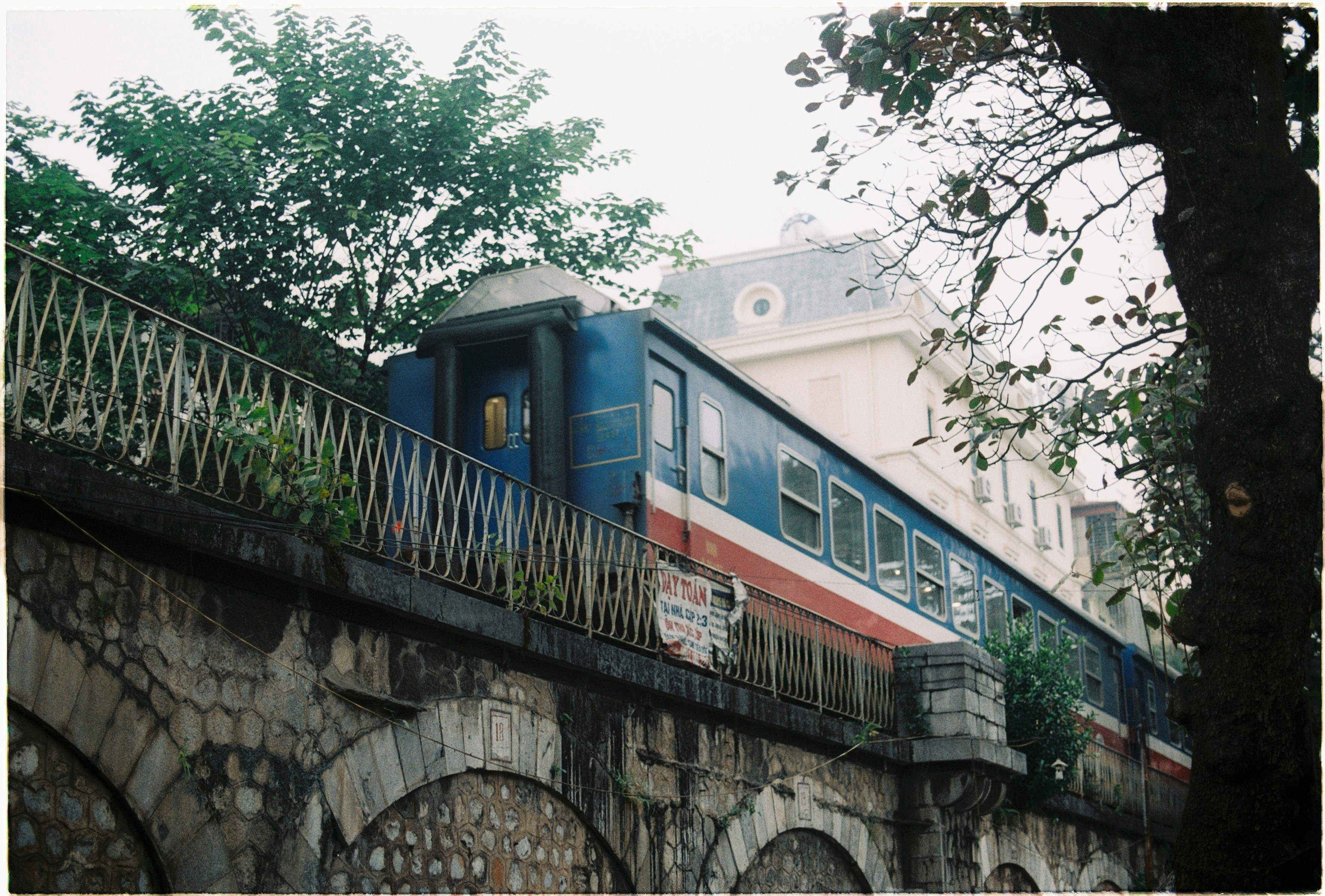 파란색과 빨간색 기차
