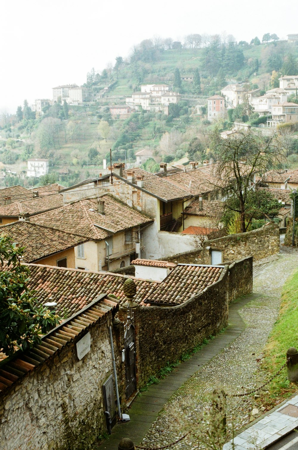 Vue d’un village depuis une colline