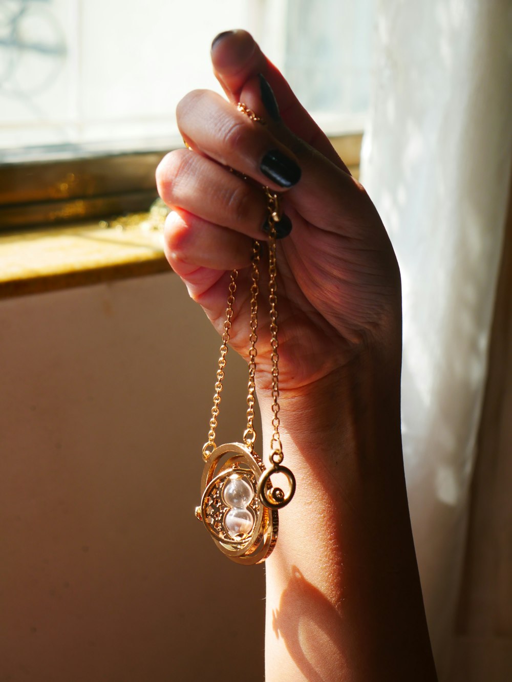 gold-colored white pearl pendant necklace