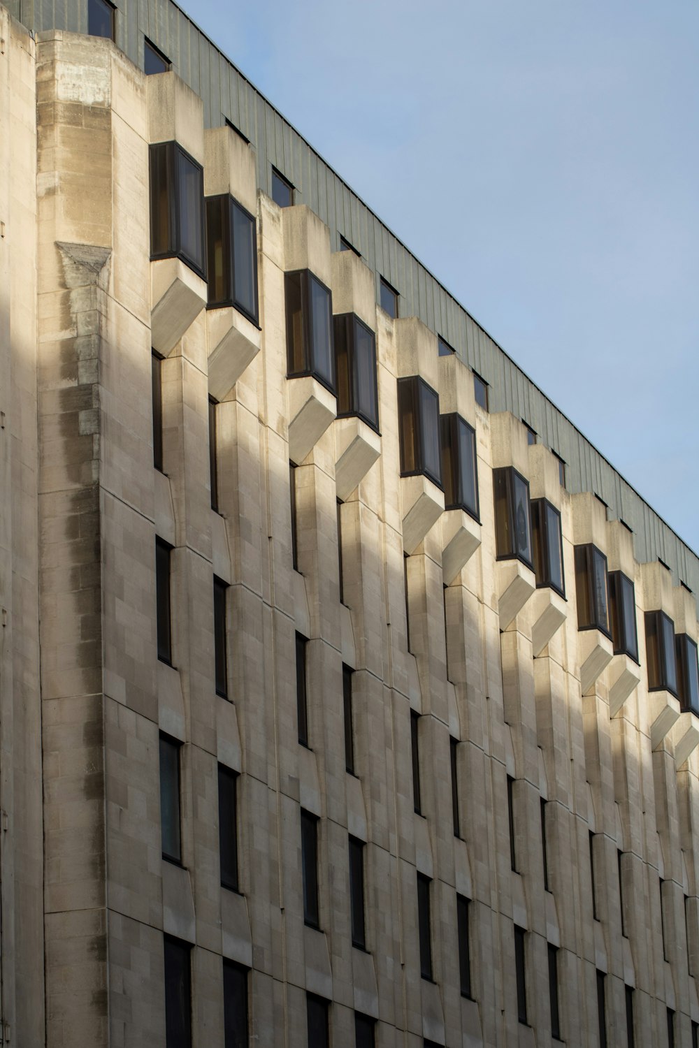 Guarda la fotografia dell'edificio in cemento grigio