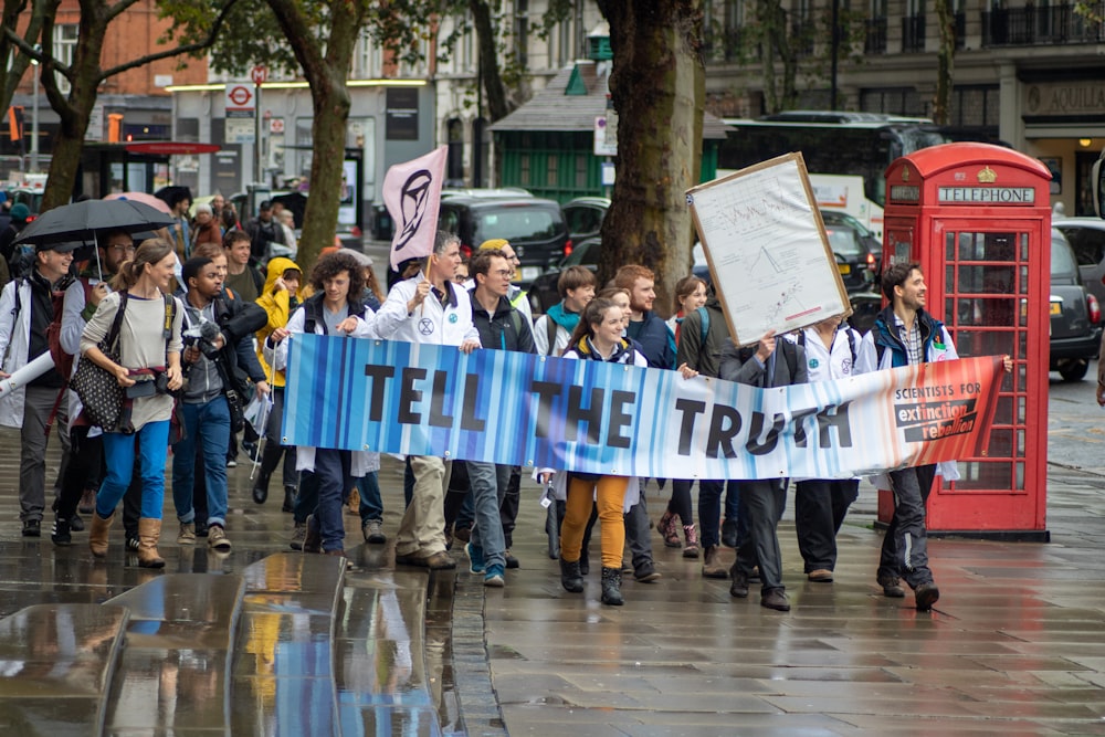 Voir des photos de personnes manifestant sur la route pendant la journée