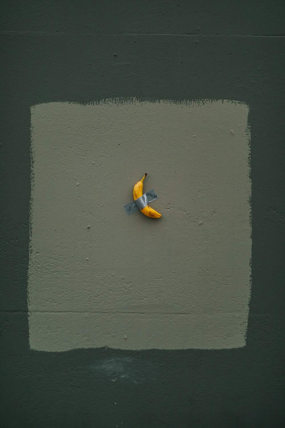 テープ付き黄色いバナナの実