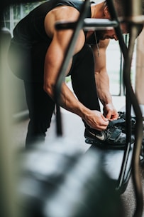 Athlete receiving nutritional coaching focused on sports performance in a gym environment.