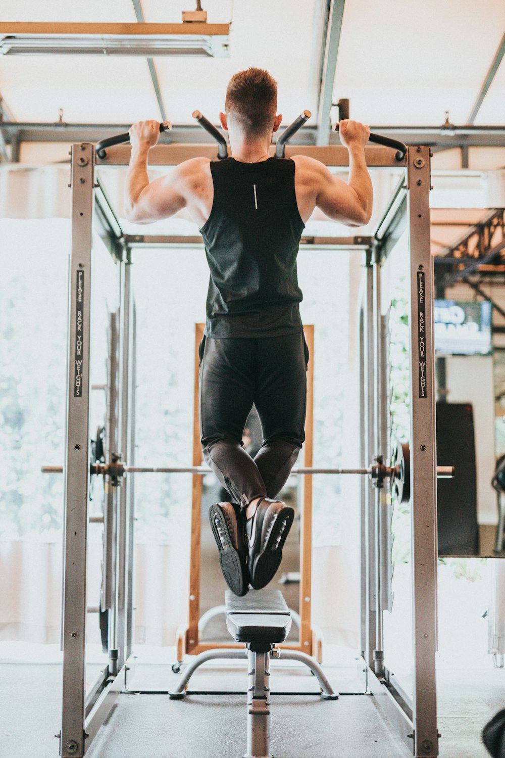 uomo che fa pull-up