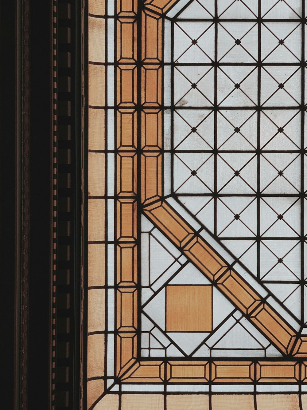 Marco de ventana marrón y negro