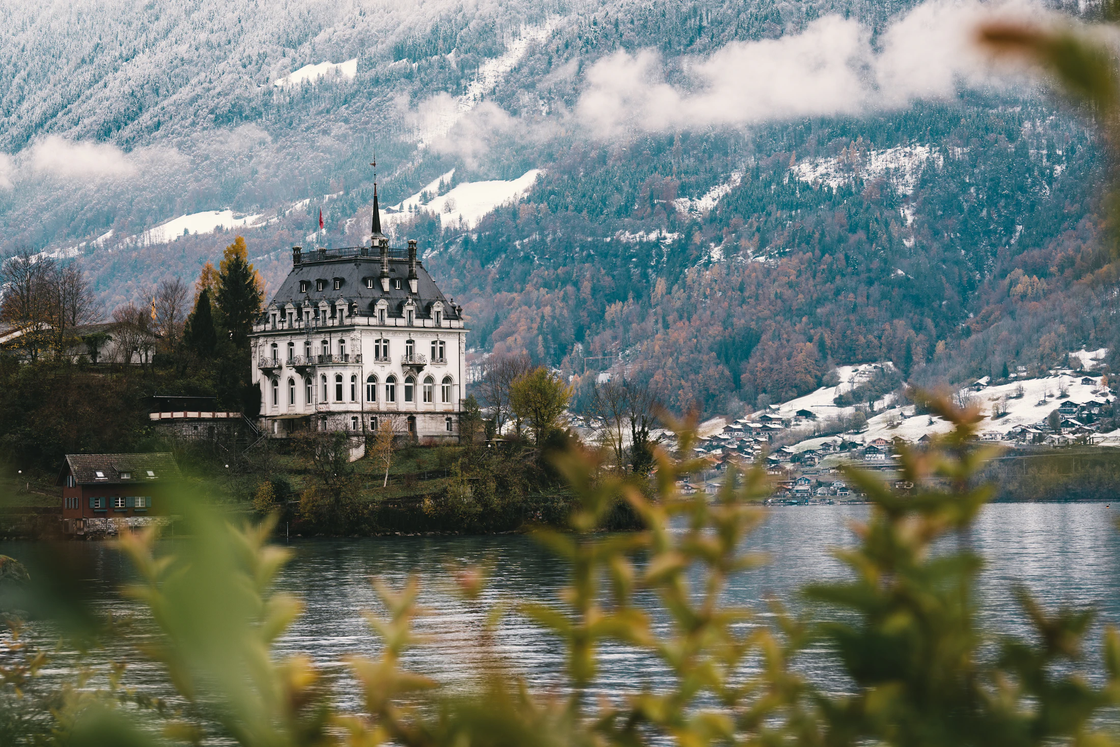 Lac alpin au pied de montagnes enneigées, photographie d’inspiration