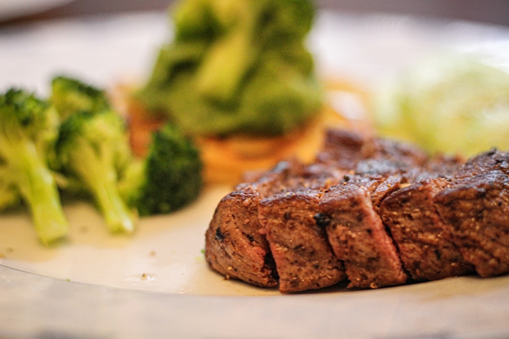 steak with broccolies