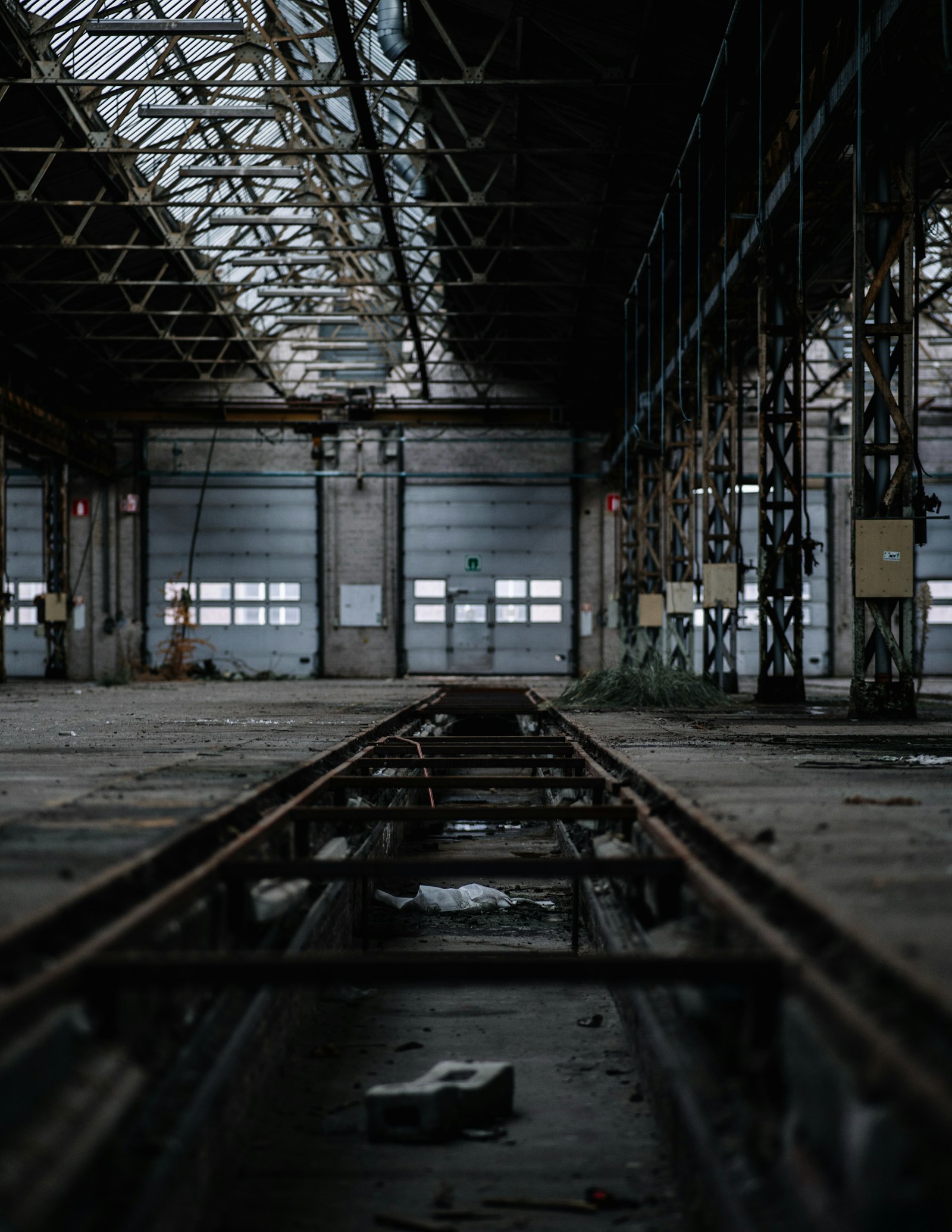 ZEISS Batis 85mm F1.8 sample photo. Abandoned factory photography