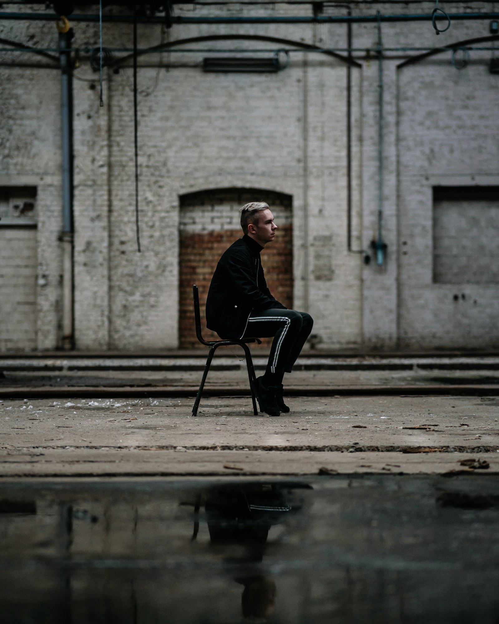 ZEISS Batis 85mm F1.8 sample photo. Man sitting on a photography