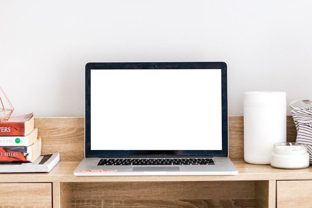 MacBook allumé sur le bureau