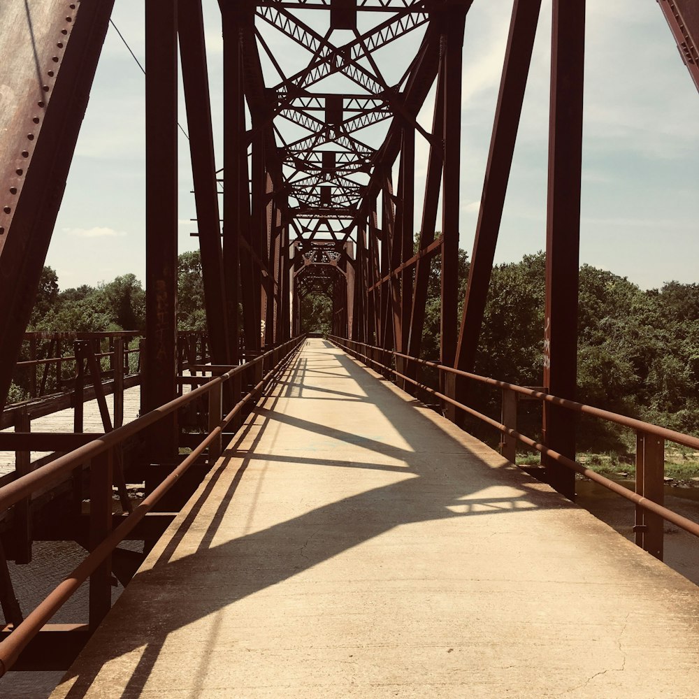 Pont en béton brun vide