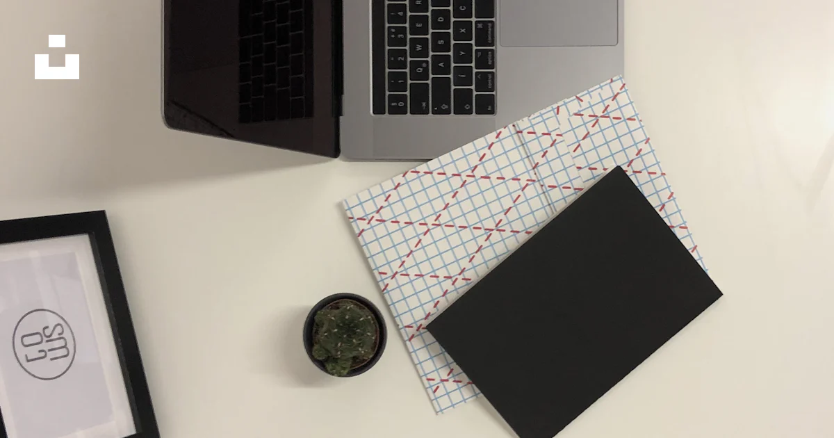 MacBook Pro on top of table photo – Free Computer Image on Unsplash