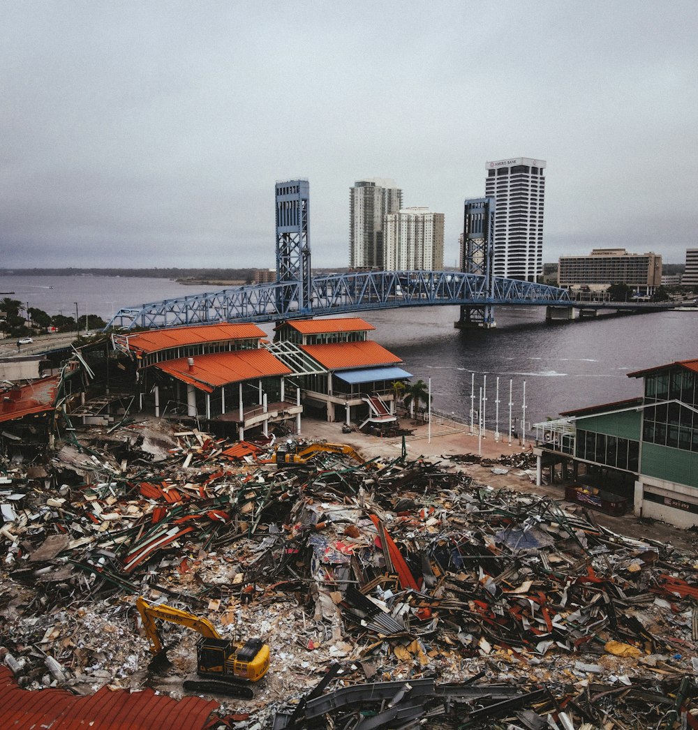 Fotografía aérea de la garra amarilla de la excavadora en la tienda de correas de metal