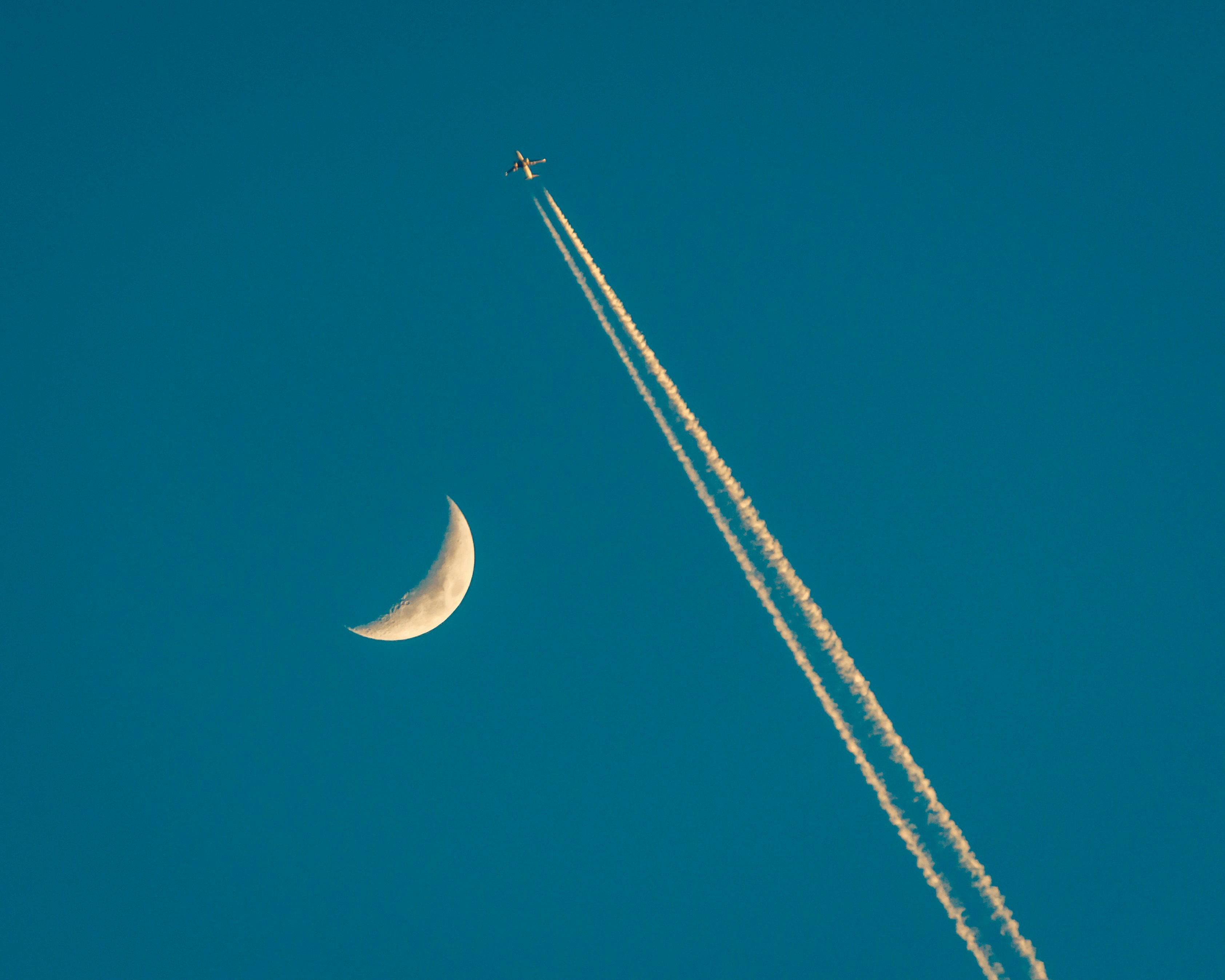 gray fighter plane doing acrobat