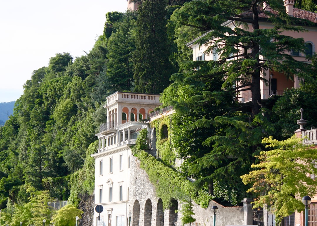 pink and white building, Como,</p></figure><p>Juin 2016