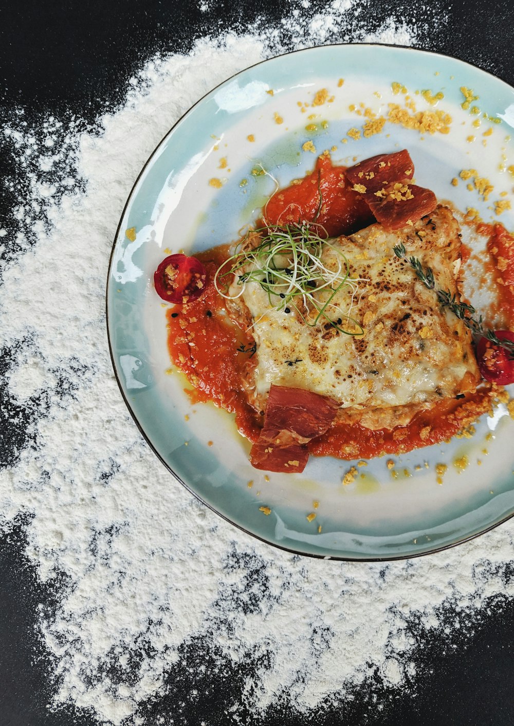 Comida cocinada en plato gris