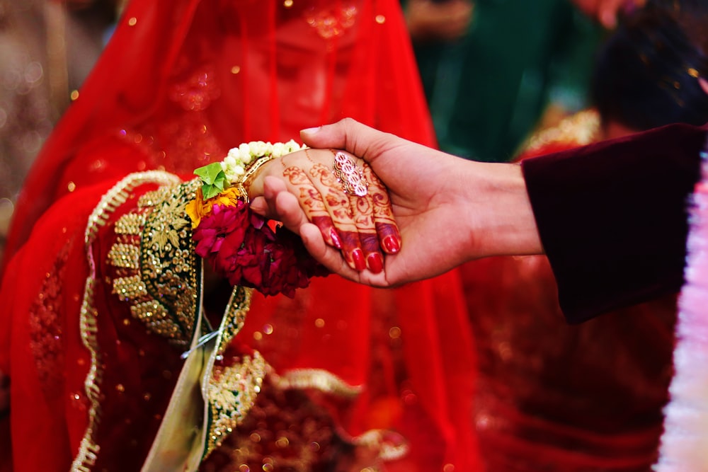 mulher no vestido sari do casamento vermelho e cinzento