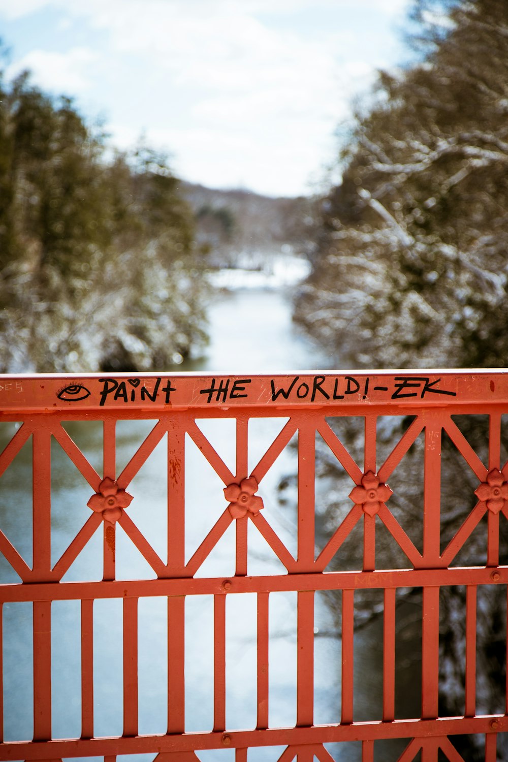赤い金属製の橋柵に書かれた世界を描く